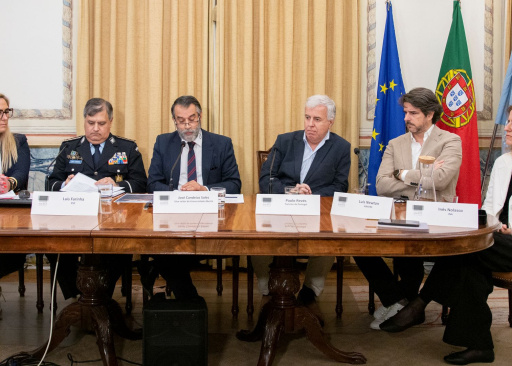 Pessoas reunidas à volta da mesa